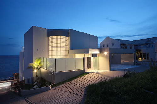 南葉山ゲストハウス　北東側外観（夜景）