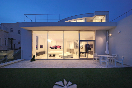 南葉山ゲストハウス　△2Ｆリビング（テラスより）