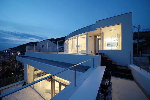 南葉山ゲストハウス　3Fゲストリビング（テラスより）